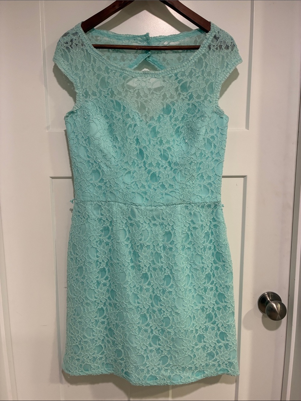 Cap-Sleeve Lace Dress in Mint